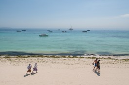 Zanzibar beach  by Yoni Lerner