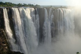 Vic waterfall  by Jorge Lascar