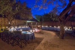  Dinner around the campfire 